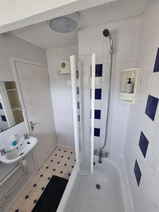 Private Rooms Bath Exterior foto